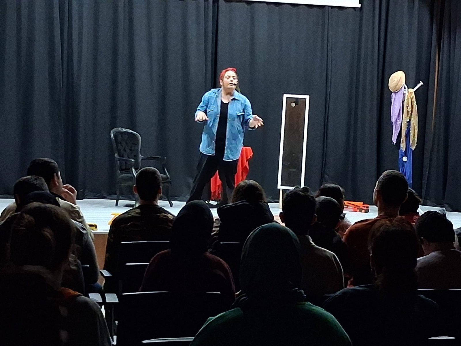 Dünya Tiyatro Günü’nde Anlamlı Sahne: “Özel Anne” Devleşti!